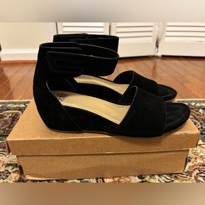 New Sofft “Vexie” Black Wedge Comfort Sandals Size 8.5